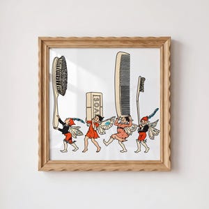 Peut inclure: Une illustration encadrée représentant quatre personnages semblables à des fées portant des articles de toilette. Ils portent une brosse à cheveux, un savon rectangulaire avec le mot SOAP, un long peigne et une brosse à dents. Cadre en bois clair.