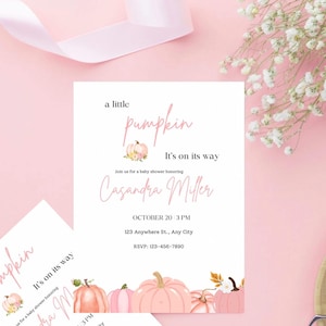 Puede incluir: Una invitación a un baby shower con temática de calabaza rosa. La invitación dice "a little pumpkin, it's on its way" con el nombre "Casandra Miller" y los detalles del evento. El diseño incluye calabazas de acuarela y detalles florales.