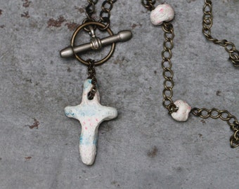 Collana con croce primitiva - Catena alternata in bronzo e pedante in colori pastello - Gioielli Boho Zen da uomo