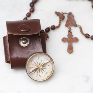 Messing Magnet Kompass Halskette in Braun Leder Beutel Anhänger - Steampunk Rosenkranz Kette - Vintage Nautical Layering Schmuck