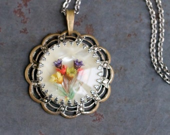 Collana con ciondolo vintage con fiori secchi incastonati – Gioielli ricordo austriaci