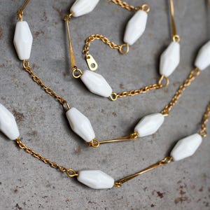 Art Deco Flapper Girl Halskette in Weiß und Gold - 34 Zoll - Milchglasbetten - Vintage Elegant Layering Schmuck