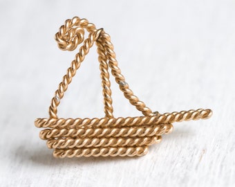 Sailing Boat Brooch - Gold Tone Wirework Lapel Pin - Minimalist Vintage Nautical jewellery