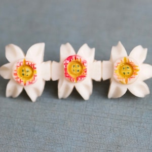 Edelweiss Bar Brooch - Antique Lucite Alpine Flowers Lapel Pin or Collar Pin - Vintage Quirky Jewelry