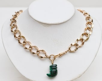 Ciondolo vintage con corno portafortuna in malachite – Collana con catena spessa in oro