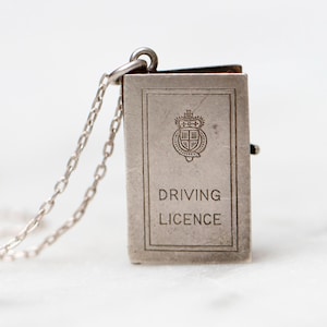 Opening rijbewijsketting - sterlingzilver antiek miniatuur rijbewijsboekhanger met pagina's - vintage eigenzinnige sieraden
