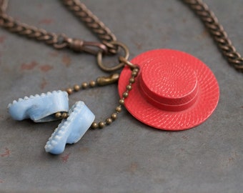 Collana vintage con cappello di paglia - Cappello rosso e stivali blu, catena di rame