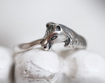 Horse&#39;s Head Ring size K - Sterling Silver Dainty Equestrian Ring Size 5 1/2 - Europe size 50 - Vintage 80s Fashion Jewellery
