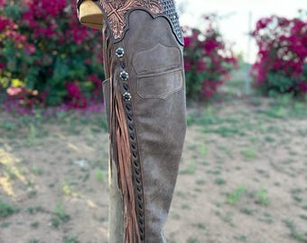 Chaparreras vaqueras de cuero marrón hechas a mano para hombre, chaparreras vaqueras con flecos, chaparreras de gamuza repujada para montar a caballo, polainas de cuero para rodeo y rancho.