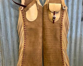 Herren Leder Westernchaps, echte Tan Roughout Lederchaps mit Taschen, handgefertigte Fransen Cowboy Reitchaps