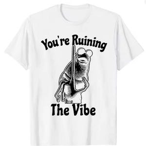 Puede incluir: Camiseta blanca con una ilustraci&oacute;n en blanco y negro de una rana con gafas sosteniendo un poste. El texto "You're Ruining The Vibe" est&aacute; arriba y abajo del gr&aacute;fico de la rana. La camiseta tiene mangas cortas y cuello redondo.