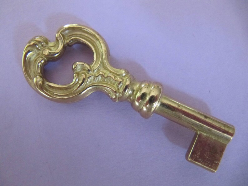 Small key. Ключ подарок. Новоселье ключи. Скелетный ключ Дорс.