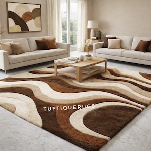 Könnte beinhalten: Ein großer, rechteckiger Teppich mit einem wellenförmigen Muster in Braun- und Beigetönen. Der Teppich ist der Mittelpunkt eines Wohnzimmers, mit zwei Sofas, einem Couchtisch und Kunstwerken im Hintergrund. Das Design des Teppichs verleiht dem Raum Wärme und Textur, ca. 240 x 300 cm.