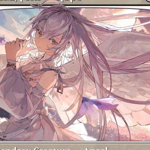 Pode incluir: Ilustração de um anjo feminino com cabelos longos e esvoaçantes, roxos claros e asas. Ela usa um vestido roxo claro com um laço. O fundo apresenta uma paisagem suave e desfocada com elementos florais roxos. O texto na parte inferior diz "Legendary Creature - Angel."