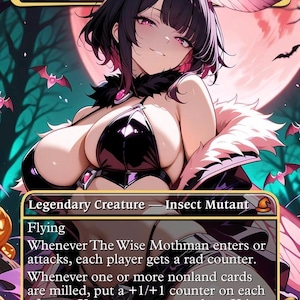 Puede incluir: Una carta de arte de fantasía titulada "The Wise Mothman" que presenta un personaje femenino con cabello oscuro y acentos rosados. La carta tiene un esquema de color negro y rosa con texto que describe las habilidades de la criatura. Murciélagos y calabazas están en el fondo.