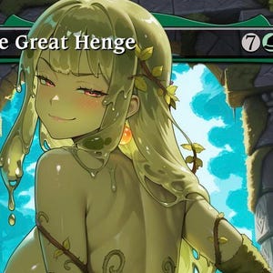 Könnte beinhalten: Illustration einer weiblichen Figur mit grüner Haut und Haaren, geschmückt mit Ranken und Blättern. Das Bild zeigt den Text "The Great Henge" oben sowie Symbole. Die Figur hat rote Augen und ein subtiles Lächeln, vor dem Hintergrund einer Steinarchitektur.