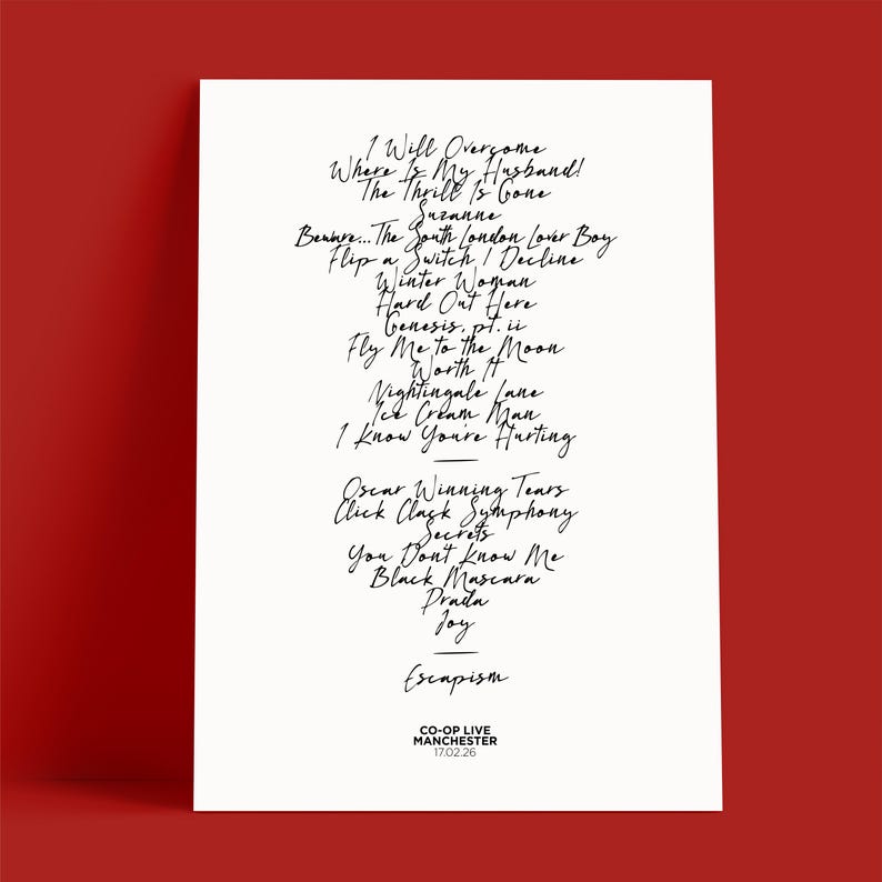 K&ouml;nnte beinhalten: Ein wei&szlig;es Poster mit handschriftlichen schwarzen Songtexten, darunter "The Thrill Is Gone" und "Oscar Winning Tears". Das Wort "Escapism" steht unten, darunter "CO-OP LIVE MANCHESTER 17.02.26".