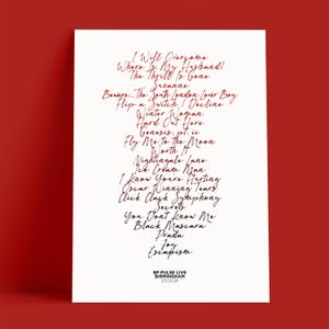 K&ouml;nnte beinhalten: Ein wei&szlig;es Poster mit rotem Rand zeigt eine handschriftliche Liste von Songtiteln in roter Schrift. Zu den Titeln geh&ouml;ren "Nightingale Lane" und "Secrets". Unten steht "BP PULSE LIVE BIRMINGHAM 23.02.26".