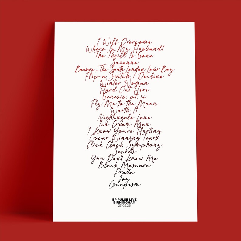 K&ouml;nnte beinhalten: Ein wei&szlig;es Poster mit rotem Rand zeigt eine handschriftliche Liste von Songtiteln in roter Schrift. Zu den Titeln geh&ouml;ren "Nightingale Lane" und "Secrets". Unten steht "BP PULSE LIVE BIRMINGHAM 23.02.26".