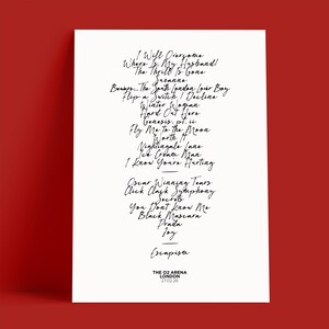 K&ouml;nnte beinhalten: Ein wei&szlig;es Poster mit schwarzen handgeschriebenen Songtexten, darunter "I Will Overcome", "Fly Me to the Moon" und "Black Mascara". Das Poster enth&auml;lt auch "Escapism" und "THE O2 ARENA LONDON 27.02.26."