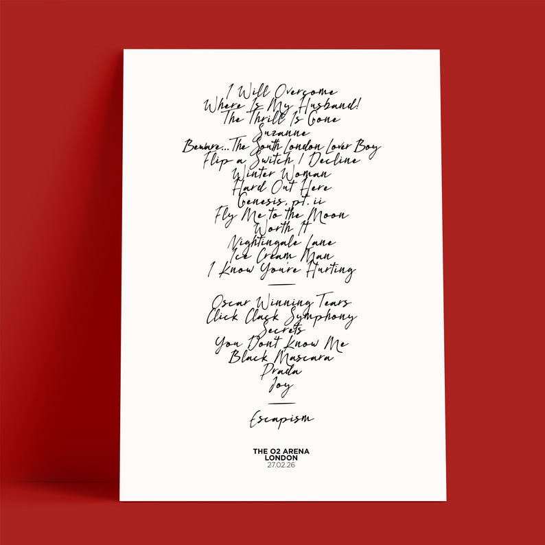 K&ouml;nnte beinhalten: Ein wei&szlig;es Poster mit schwarzen handgeschriebenen Songtexten, darunter "I Will Overcome", "Fly Me to the Moon" und "Black Mascara". Das Poster enth&auml;lt auch "Escapism" und "THE O2 ARENA LONDON 27.02.26."