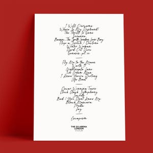 K&ouml;nnte beinhalten: Ein wei&szlig;es Poster mit handschriftlichen schwarzen Songtexten, darunter "Suzanne" und "I Know You're Hurting". Am unteren Rand des Posters steht "Escapism" und "THE O2 ARENA LONDON 01.03.26".