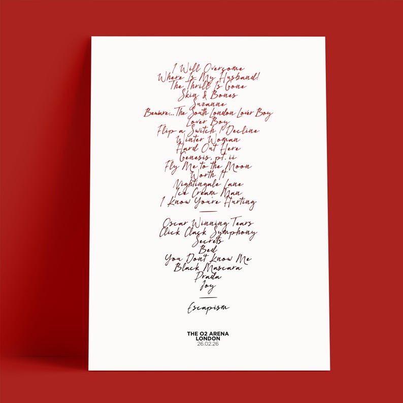 K&ouml;nnte beinhalten: Ein wei&szlig;es Poster mit rotem handgeschriebenem Text auf rotem Hintergrund. Der Text listet Songtitel und das Wort "Escapism" auf. Der untere Teil des Posters lautet "THE O2 ARENA LONDON 26.02.26".