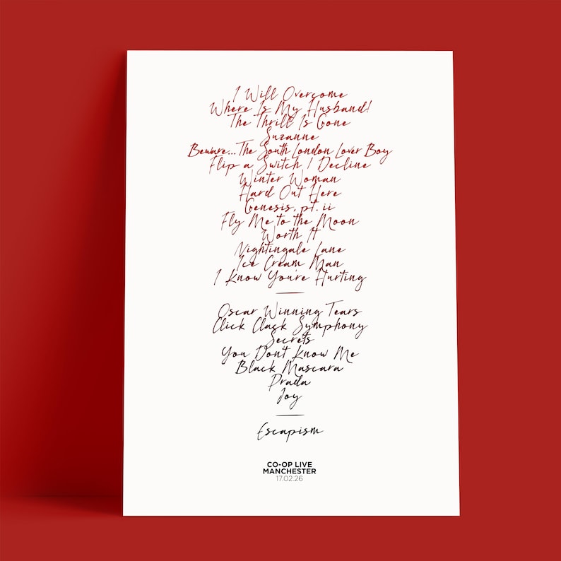 K&ouml;nnte beinhalten: Ein wei&szlig;es Poster mit handschriftlichen roten Songtexten, darunter "I Will Overcome", "Where Is My Husband!" und "The Thrill Is Gone". Das Poster zeigt auch das Wort "Escapism" und Veranstaltungsdetails.