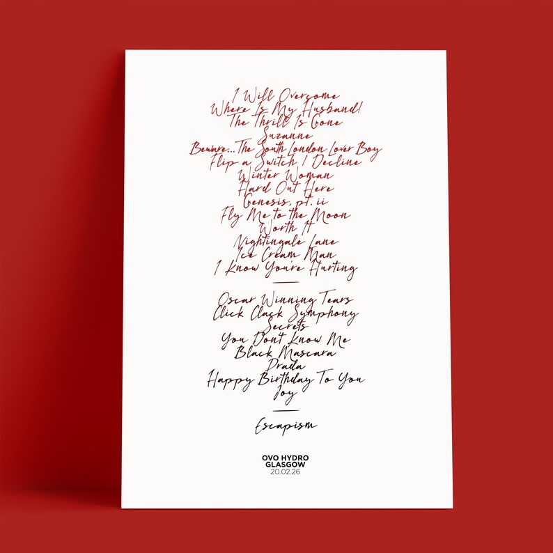 K&ouml;nnte beinhalten: Ein wei&szlig;es Poster mit rotem handgeschriebenem Text. Der Text enth&auml;lt Songtitel und S&auml;tze wie "Happy Birthday To You" und "Escapism". Das Poster hat den Veranstaltungsort und das Datum unten.