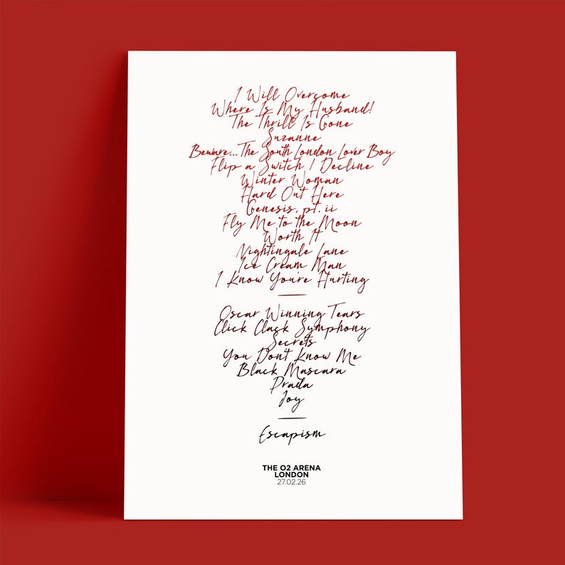 K&ouml;nnte beinhalten: Ein wei&szlig;es Poster mit rotem Text, das Songtitel wie "Suzanne" und "Prada" auflistet. Das Poster enth&auml;lt auch den Text "Escapism" und "THE O2 ARENA LONDON 27.02.26."