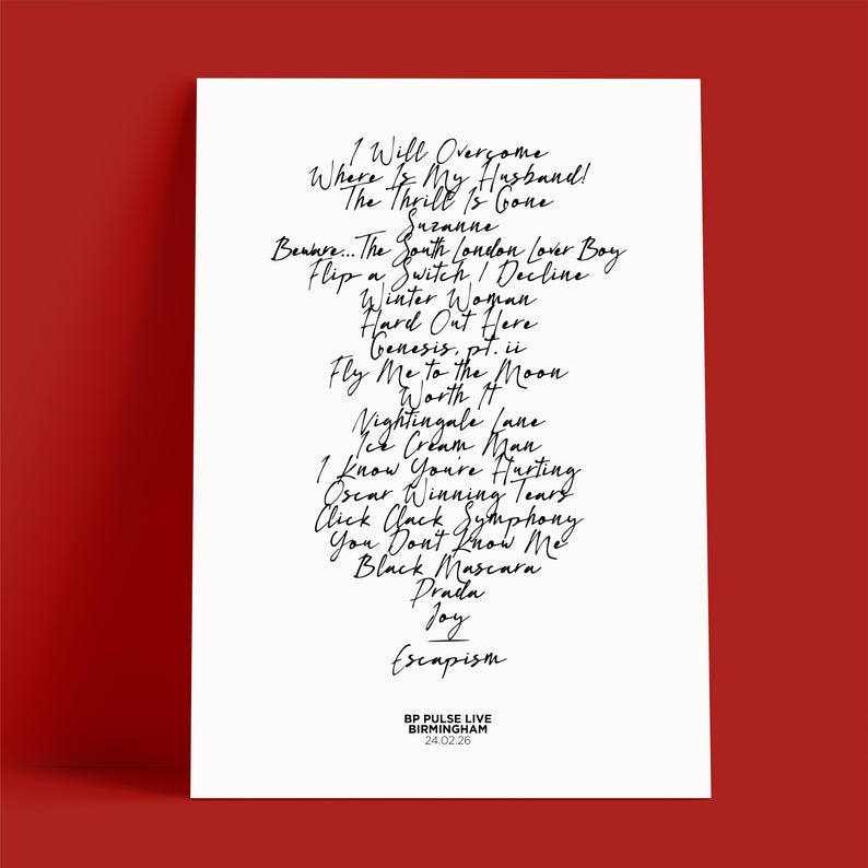 K&ouml;nnte beinhalten: Ein wei&szlig;es Poster mit schwarzen handgeschriebenen Songtiteln, darunter "Worth H" und "Joy". Das Poster hat einen roten Hintergrund und enth&auml;lt den Text "BP PULSE LIVE BIRMINGHAM 24.02.26."