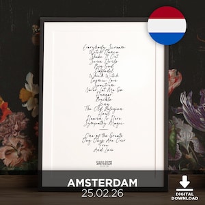 Puede incluir: Impresión en blanco y negro enmarcada con letras de canciones manuscritas. La impresión incluye el texto "AMSTERDAM 25.02.26" en la parte inferior, con un icono de descarga digital. Una bandera holandesa está arriba.