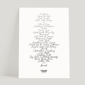 以下が含まれることがあります： 白地に黒の手書き文字が書かれたポスター。テキストには、「Overtime」、「Blue Jean Baby」、「Something in the Orange」などの曲名が記載されています。ポスターには「Revival」と「HYDE PARK LONDON 29.06.25」の文字も含まれています。
