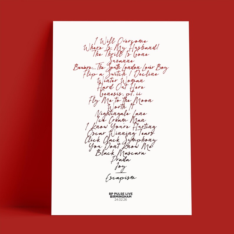 K&ouml;nnte beinhalten: Ein wei&szlig;es Poster mit rotem Rand zeigt eine Liste von Songtiteln in roter Schrift. Zu den Titeln geh&ouml;ren "The Thrill Is Gone", "Nightingale Lane" und "Escapism". Das Poster enth&auml;lt auch den Text "BP PULSE LIVE BIRMINGHAM 24.02.26."