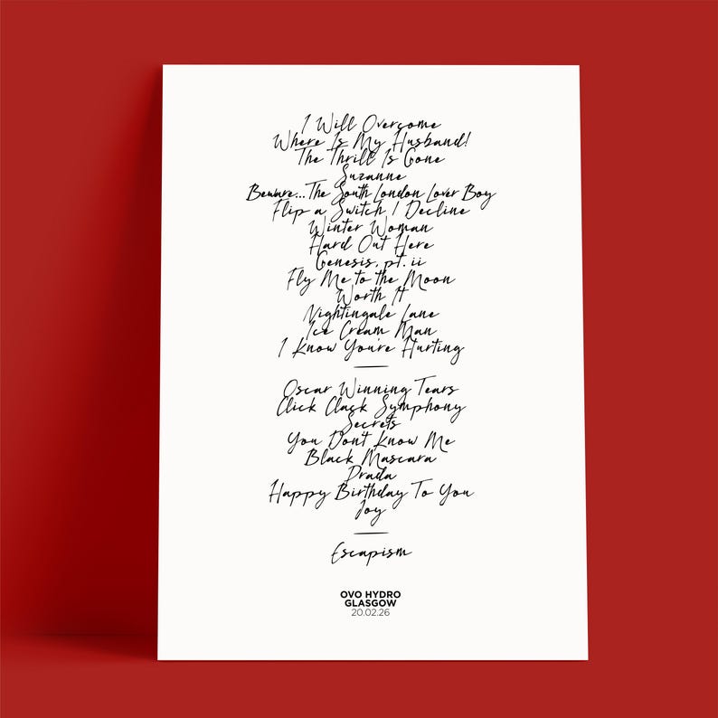 K&ouml;nnte beinhalten: Ein wei&szlig;es Poster mit schwarzem, handgeschriebenem Text. Der Text enth&auml;lt Songtitel und Phrasen wie "I Will Overcome" und "Happy Birthday To You." Das Poster tr&auml;gt auch den Text "Escapism" und "OVO HYDRO GLASGOW 20.02.26."