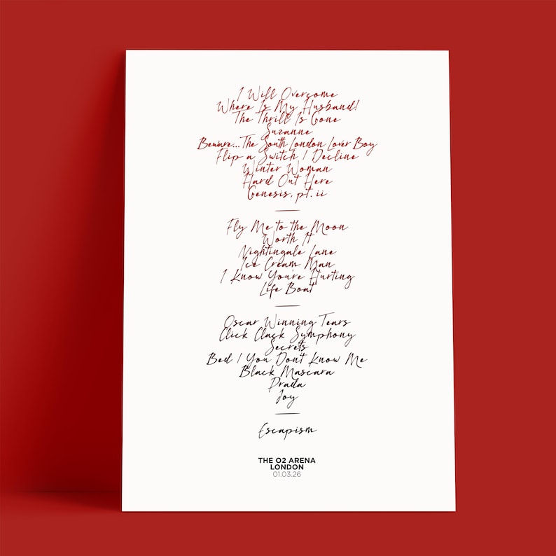 K&ouml;nnte beinhalten: Ein wei&szlig;es Poster mit handgeschriebenen roten Songtexten, darunter "I Will Overcome" und "Fly Me to the Moon". Das Poster enth&auml;lt auch den Text "Escapism" und "THE O2 ARENA LONDON 01.03.26."