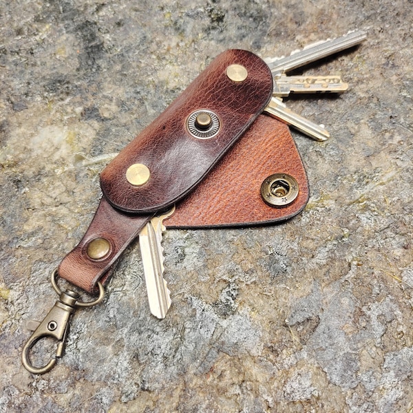 Porta-chaves de couro marrom: chaveiro personalizado com monograma e cabide para cinto