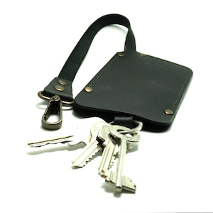 Handmade leather keychain holder cover for keys with massive solid brass swivel hook cowhide key pouch free initials personalized gift ideas