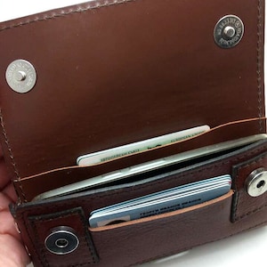 NUOVO portafoglio in pelle di mucca per iPhone 13 Pro max con una sottile cover rivetti in metallo bottoni automatici magnetici passante per cintura clip per cintura due slot per carte