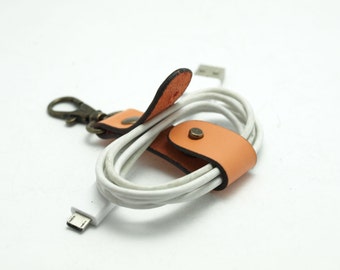 Abrazaderas de cuero para cables, bridas para cables, soporte para auriculares, organizador de cables, broches de latón macizo, organizador de cables para auriculares o cables con iniciales.