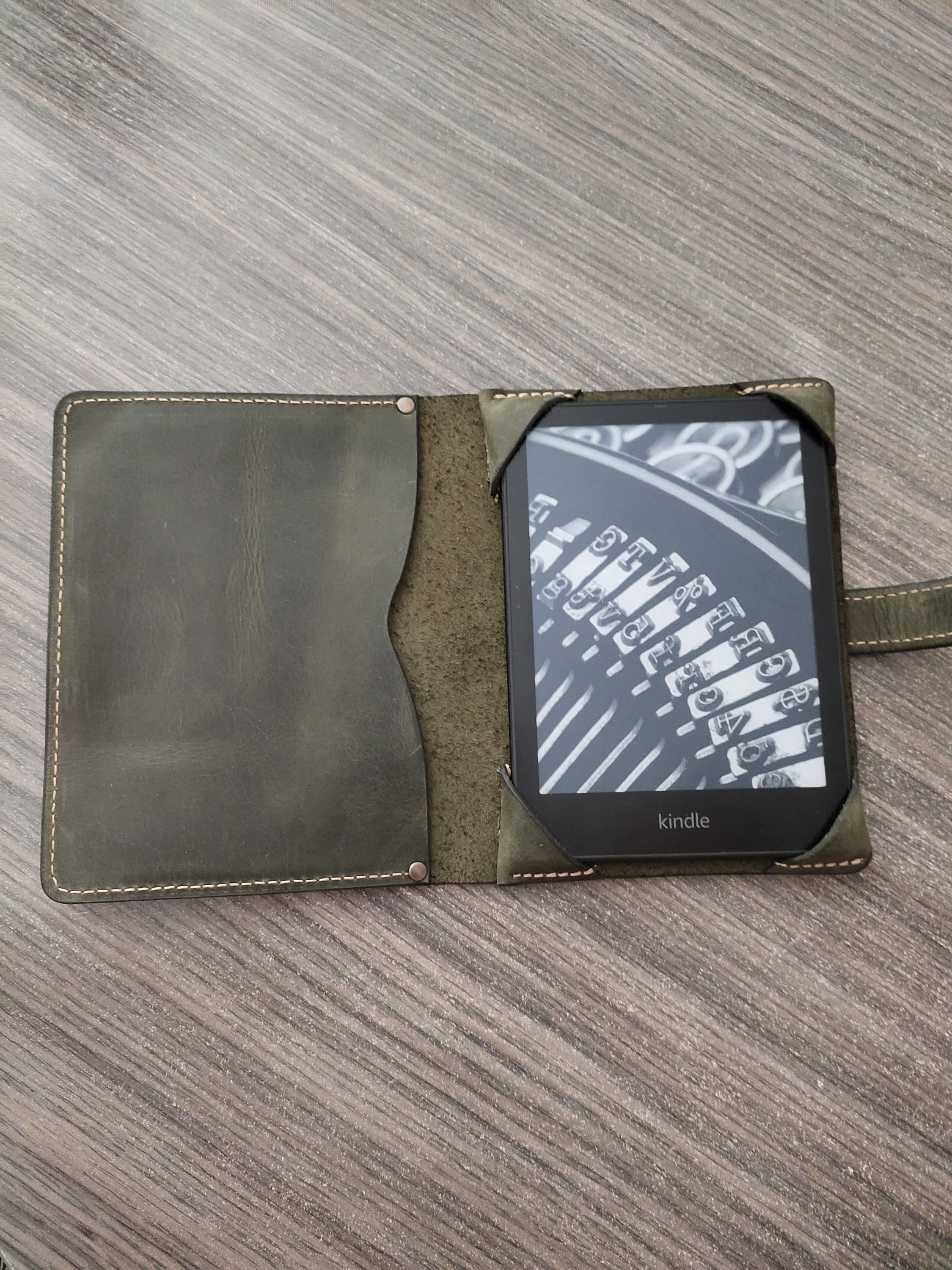 新型Amazon Kindle Colorsoft Signature Editionにフィットするレザー 