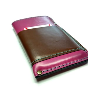 Funda de cuero morado y marrón para celular que se adapta a todos los modelos de teléfonos celulares, estuche con dos bolsillos para tarjetas, efectivo, identificación, iniciales, idea de regalo personalizada