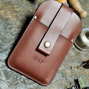 Coldre feito à mão para iPhone 16 Pro, limpo, sem capa protetora, de couro de vaca marrom, personalização gratuita, iniciais grátis, passador de cinto