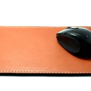 Tappetino per mouse in vera pelle, tappetino da scrivania in pelle e feltro italiano, vera pelle, pelle bovina, iniziali gratuite, arredo ufficio, arredo casa, idea regalo