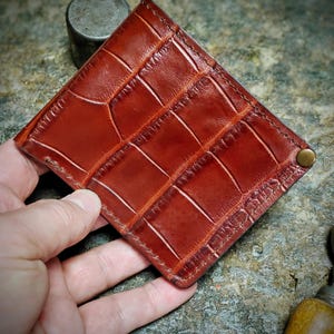 Elegante billetera para hombre hecha de piel de cocodrilo marrón para efectivo con seis ranuras para tarjetas de identificación, tarjetas de presentación y dos bolsillos en la manga. Regalos para hombres.