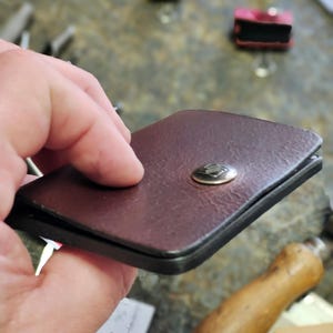 Kleine handgemaakte leren kaarthouder donkerbruine koeienhuid kaarthouder past op kaarten ID contant geld gepersonaliseerde gratis initialen cadeau voor hem ideeën