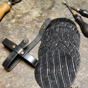 Stilvolles Set aus 6 Pads Bourbon Whisky Wein Untersetzer aus schwarzem Kalbsleder mit Alligator-Effekt kostenlose Initialen zur Personalisierung