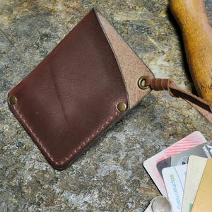 Piccolo porta carte in pelle fatto a mano in pelle di vacchetta marrone scuro porta carte tascabile adatto per carte ID contanti iniziali personalizzate idee regalo per lui
