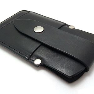 Nuova custodia elegante per iPhone 15 Pro, in vera pelle nera spessa con filo nero, tasca porta carte, ottima protezione, passante per cintura, iniziali gratuite.