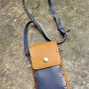 Cartera para teléfono de piel auténtica tipo bandolera, estilo cartera, hecha a mano, de piel auténtica color tostado y azul marino, con bolsillo y trabilla para cinturón con iniciales.